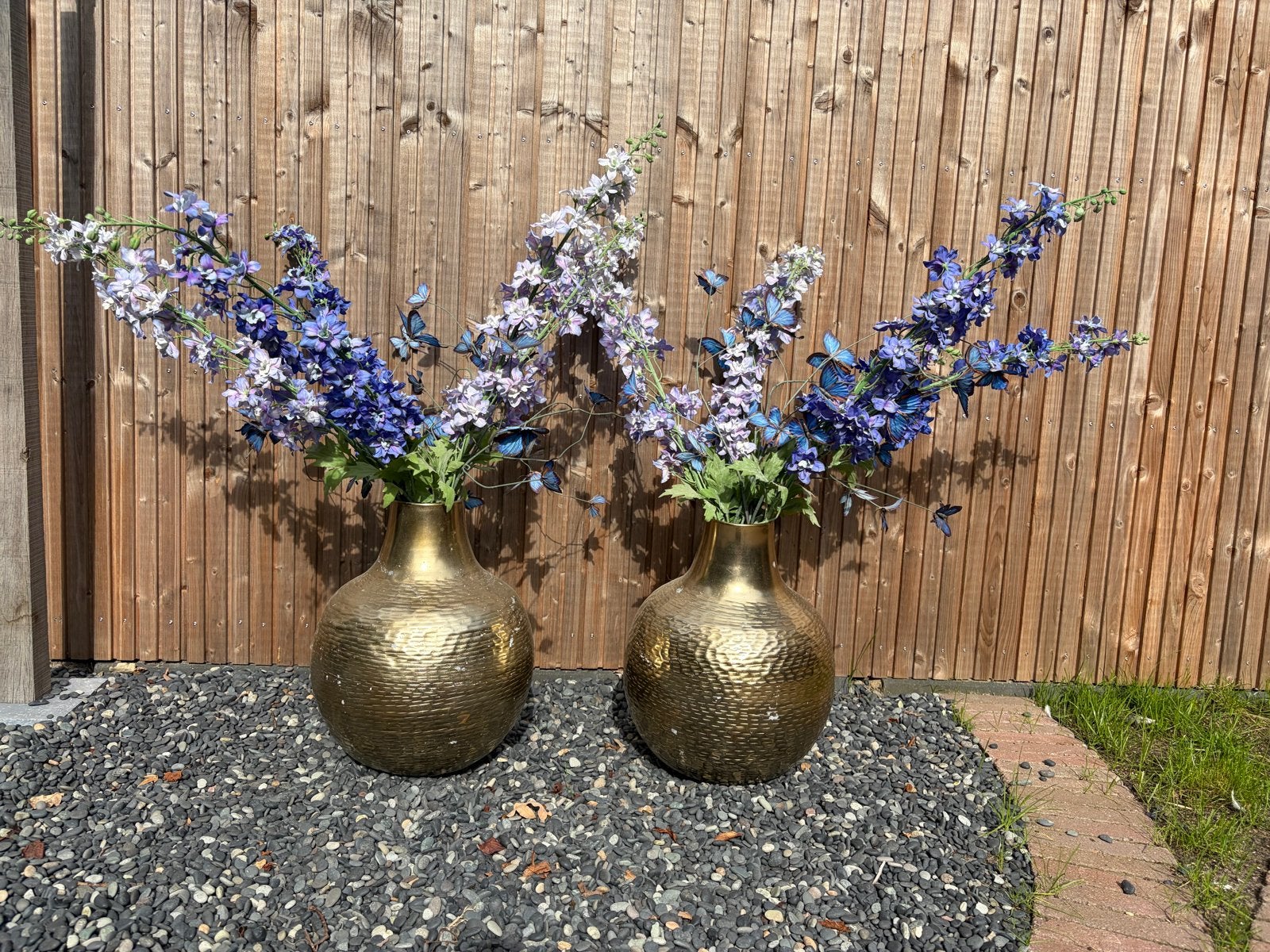 2x Vaas met kunstbloemen en vlinders van zijde, Ophalen, Gebruikt, Inclusief decoratie, Metaal