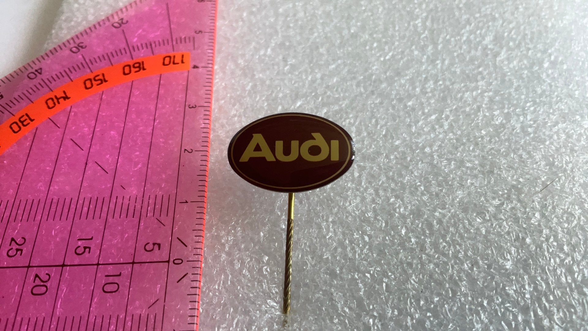 Speldje Audi, Verzamelen, Speldjes, Pins en Buttons, Ophalen of Verzenden, Zo goed als nieuw, Transport