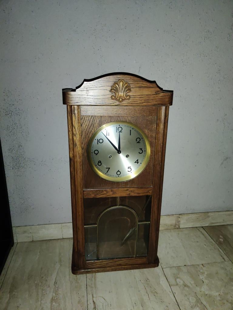 Antieke houten wandklok met slinger, Ophalen