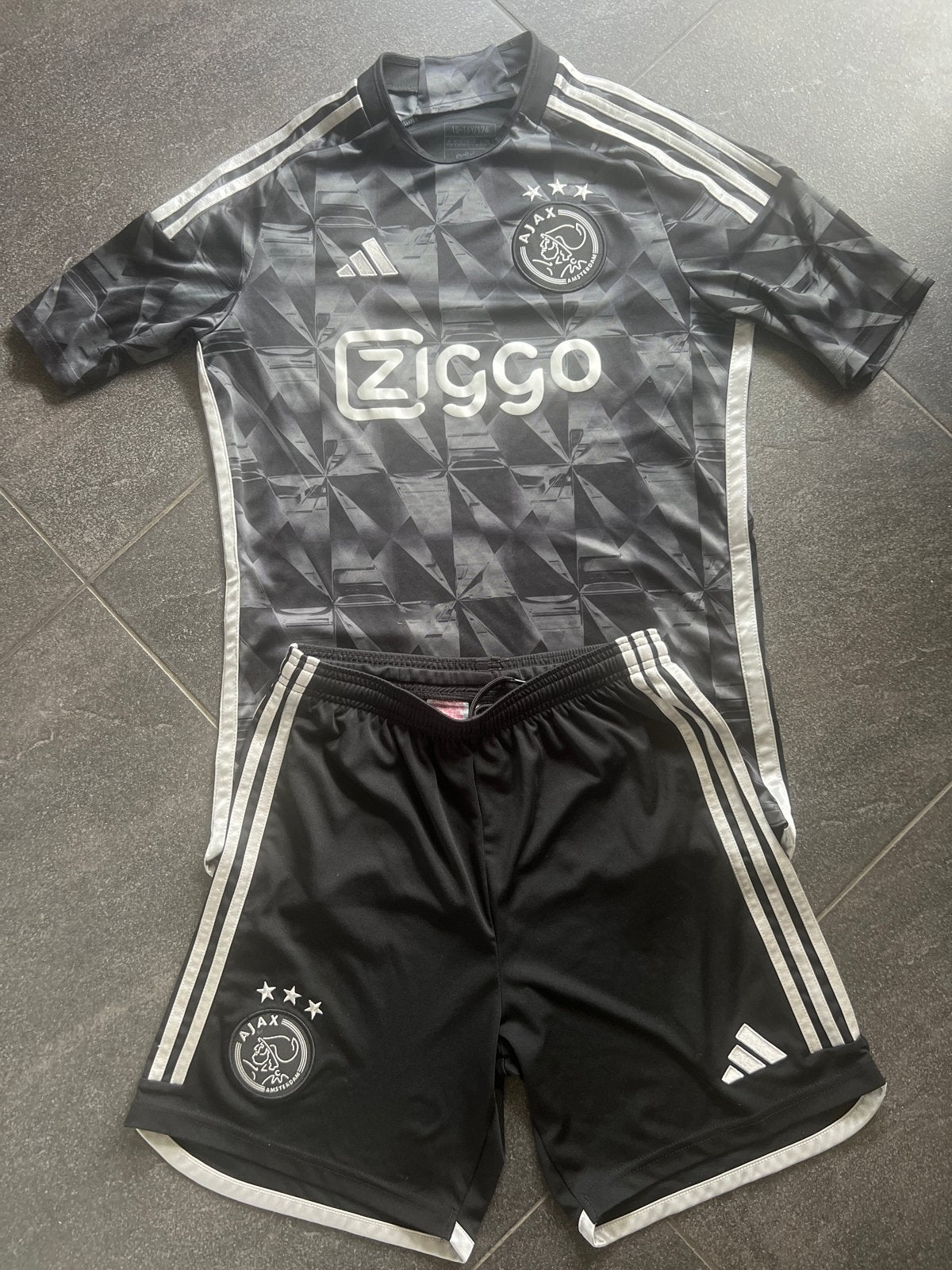 Origineel Ajax uit voetbaltenue mt 176, Zwart, Overige maten, Ophalen of Verzenden, Voetbal