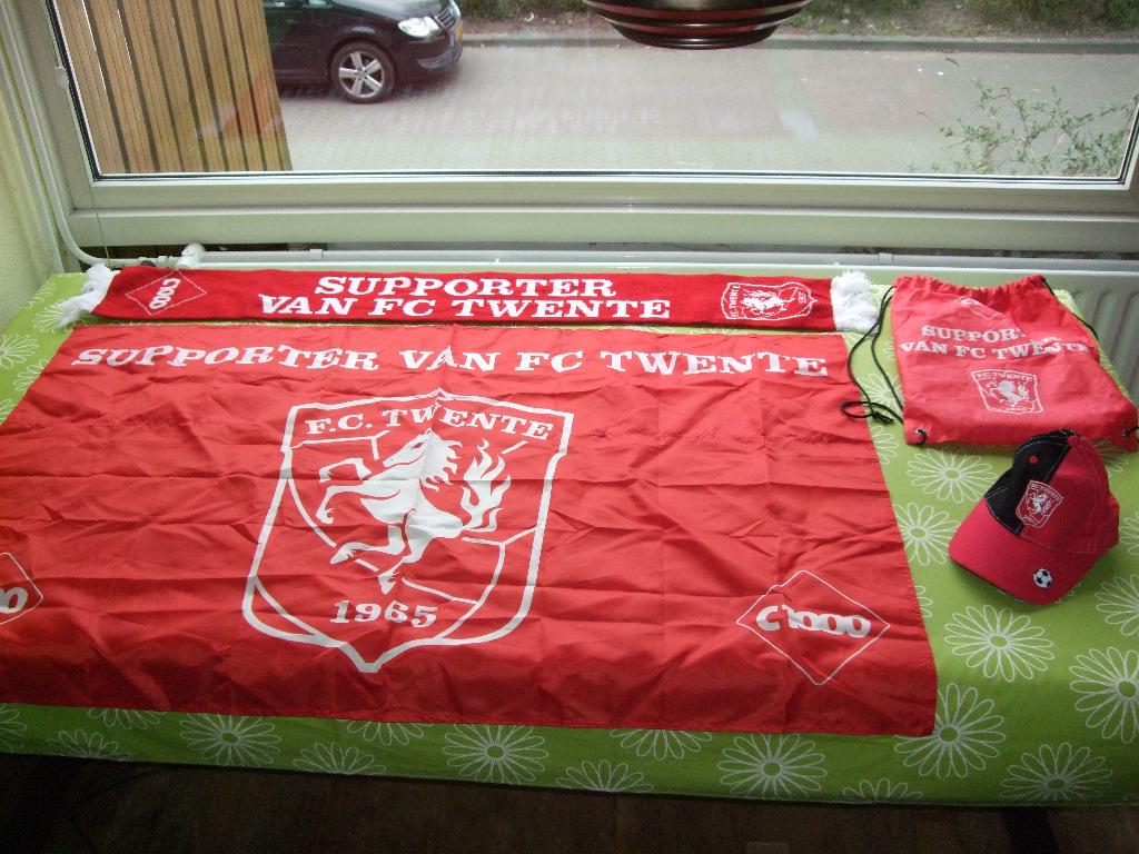 Nieuw: C1000 - FC Twente goodiebag met sjaal, vlag en cap, Ophalen of Verzenden, Nieuw, F.C. Twente, Vaantje of Sjaal
