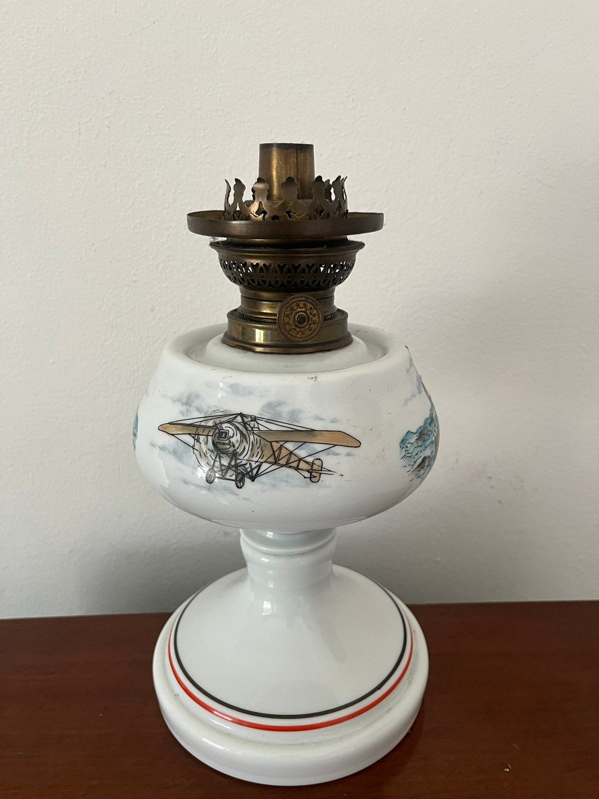 Antieke olielamp met vliegtuigdecoratie, Antiek en Kunst, Ophalen
