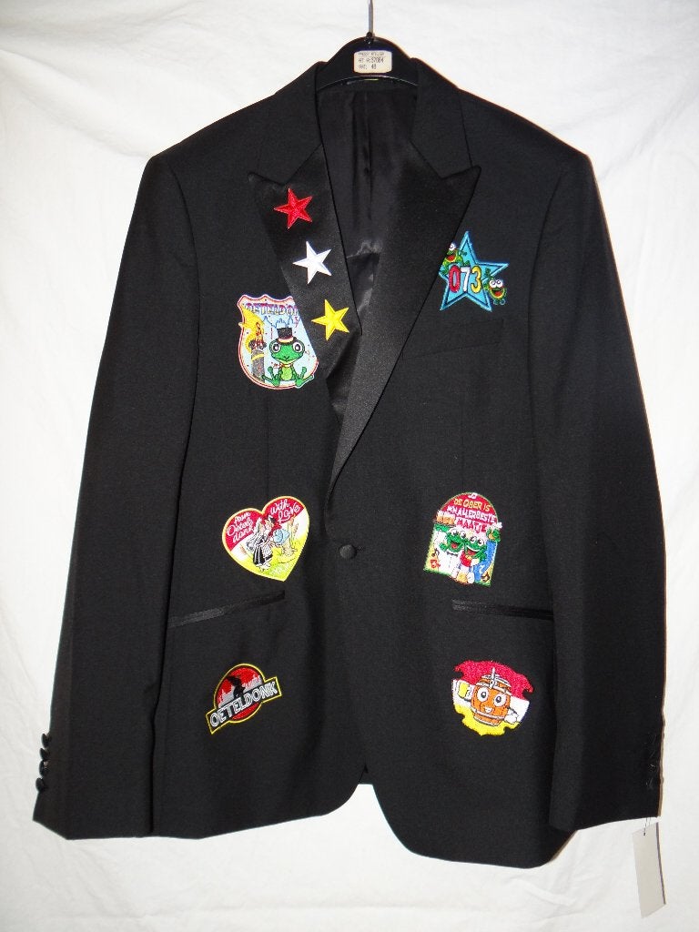 Leuk zwart OETELDONK/DEN BOSCH jas met emblemen (15), Maat 52/54 (L), Carnaval, Nieuw, Ophalen of Verzenden