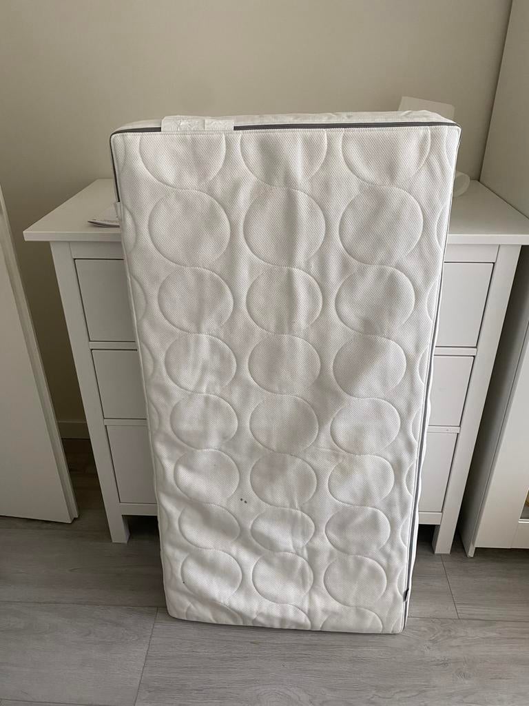Baby ledikant matras, Kinderen en Baby's, Traphekjes, Ophalen, Zo goed als nieuw, 115 cm of meer, Oprolhekje