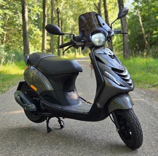 PIAGGIO ZIP 4T 3V 2022 Full Option Porsche Agaat grijs, Fietsen en Brommers, Scooters | Piaggio, Zo goed als nieuw, Zip, Maximaal 45 km/u