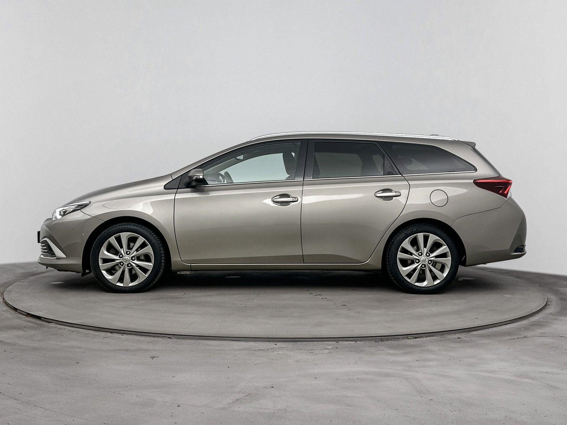 Toyota Auris Touring Sports 1.8 Hybrid Executive | Parkeerse, 12 maanden, Gebruikt, Euro 6, Grijs