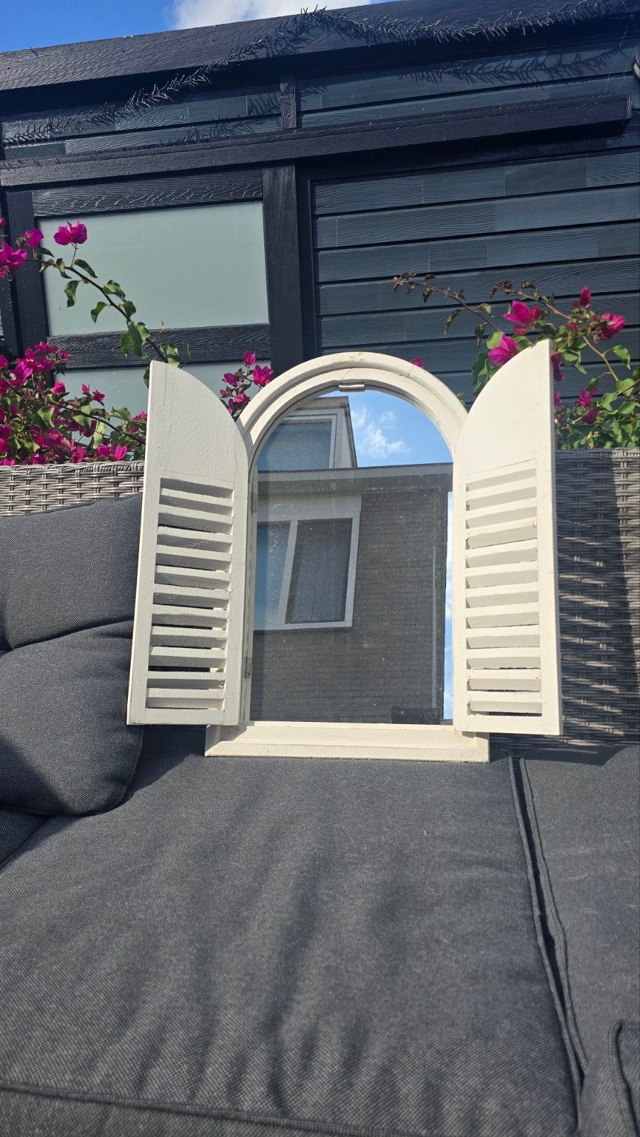 Decoratieve spiegel met luiken - Vensterlook, Huis en Inrichting, Woonaccessoires | Spiegels, Ophalen of Verzenden