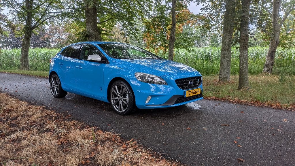 Volvo V40 1.6 T2 / T4 200PK 2014 nieuwe APK 18inch R-design, Voorwielaandrijving, 1596 cc, Zwart, 4 cilinders