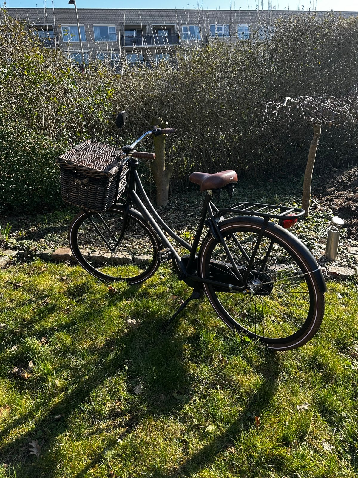 Zwarte damesfiets met mand - Zo goed als nieuw, Fietsen en Brommers, Fietsen | Dames | Damesfietsen, Terugtraprem, 53 tot 56 cm