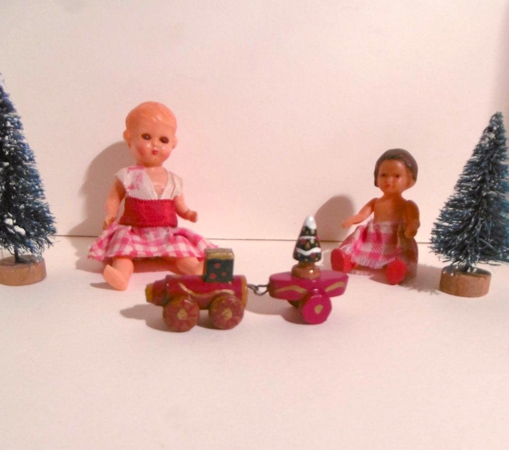 Oud houten locomotief met aanhanger kerstboom pop speelgoed., Verzenden