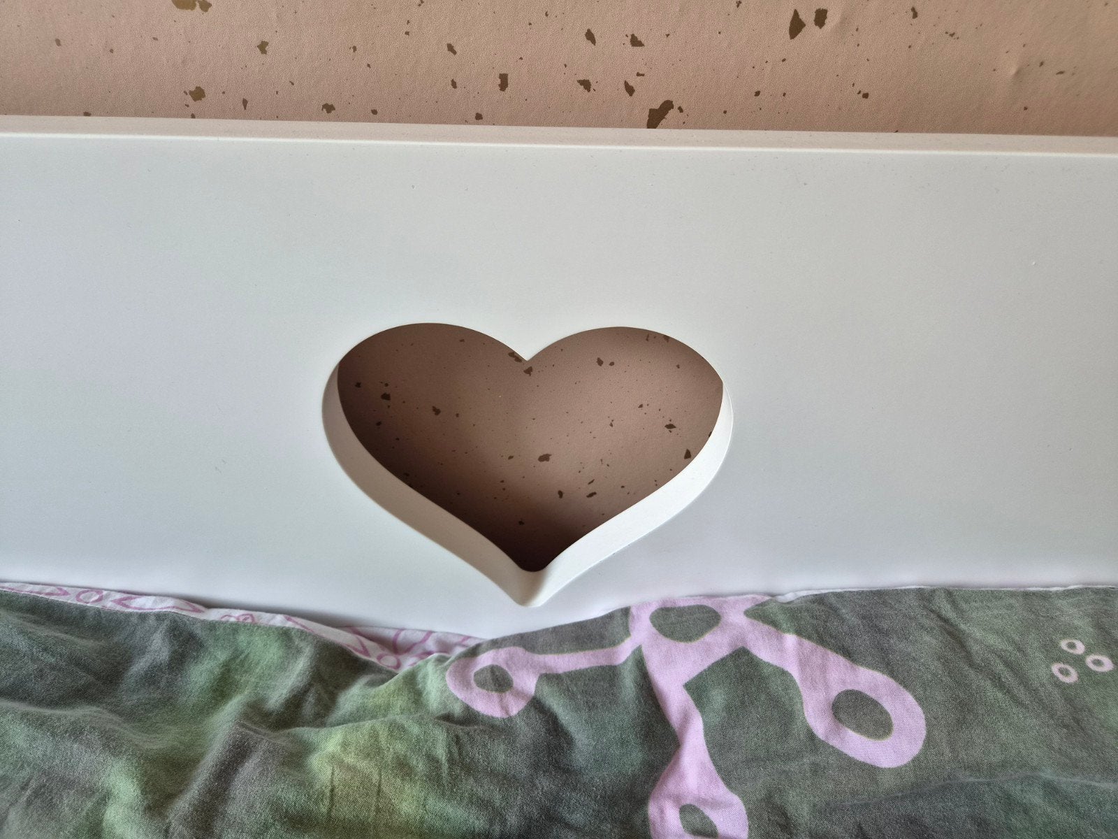 Wit meisjesbed met hartje + biologisch matras 90x200, Ophalen, Gebruikt, 90 cm, Eenpersoons