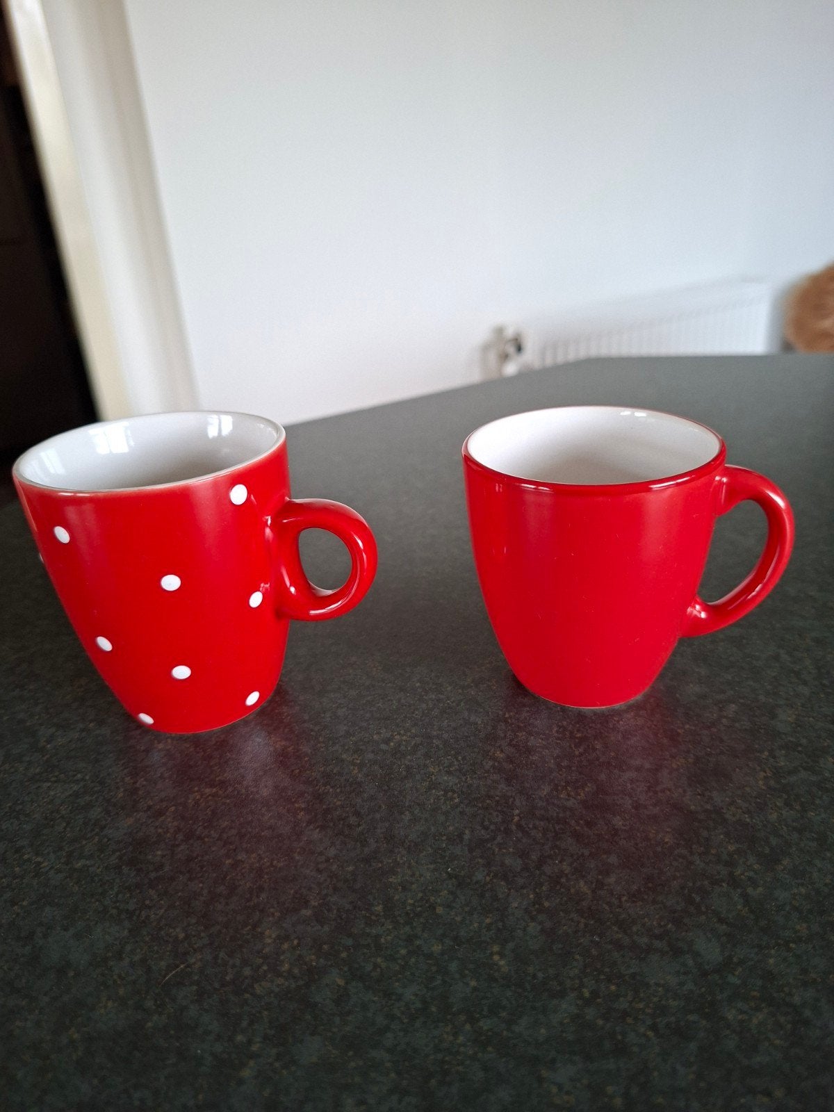 Set van 2 rode koffiemokjes: effen en stippen, Ophalen of Verzenden, Overige stijlen, Glas, Schaal of Schalen
