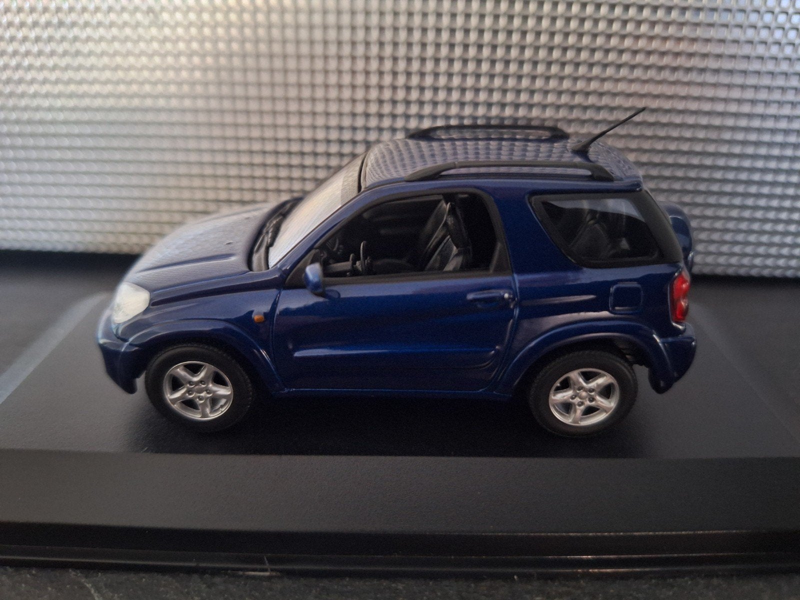 Toyota RAV 4 2000 Schaal 1:43, Hobby en Vrije tijd, Modelauto's | 1:43, Overige merken, Nieuw, Ophalen of Verzenden, Maxichamps