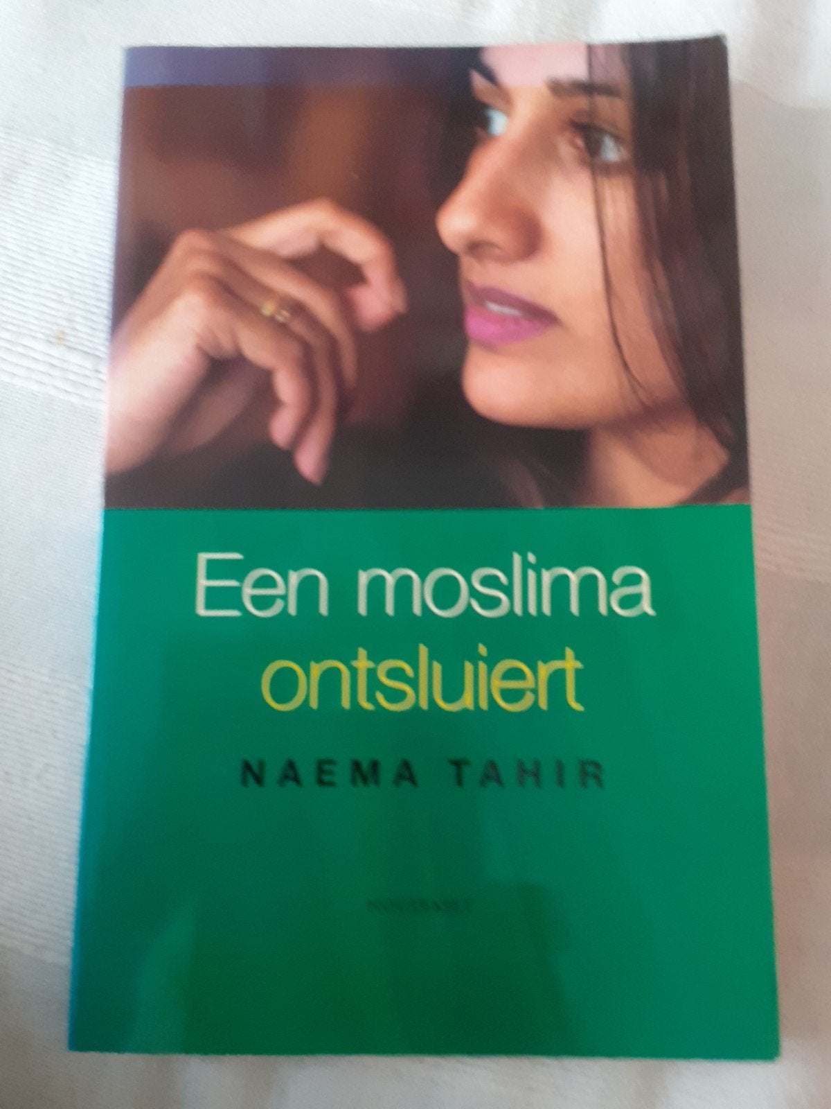 Een moslima ontsluierd, Ophalen of Verzenden, Gelezen