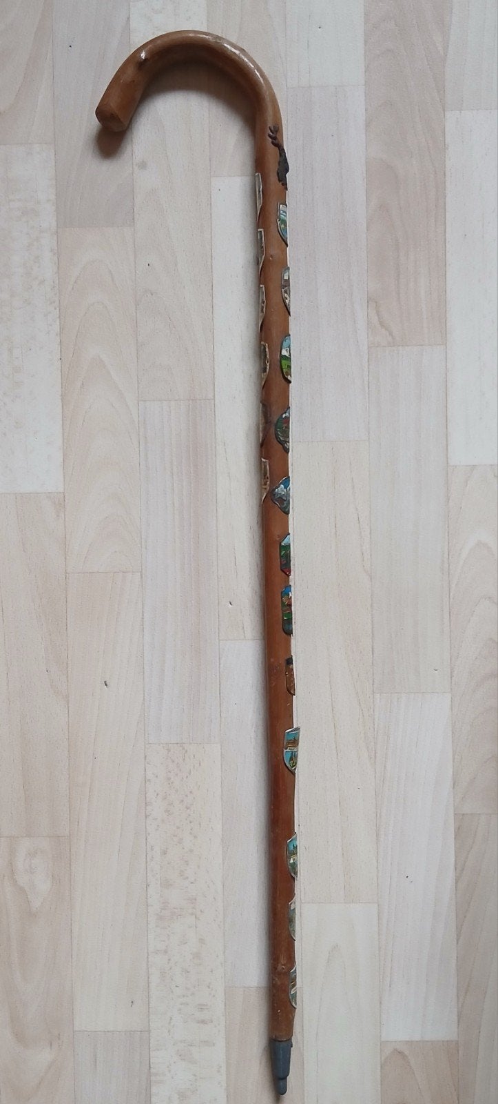 Wandelstok met schildjes, Ophalen