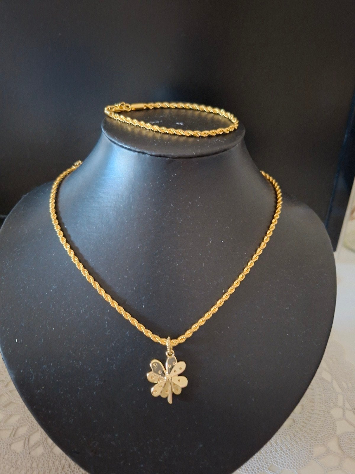 ketting en armband set met klavertje vier hanger, Met hanger, Ophalen of Verzenden, Zo goed als nieuw, Goud
