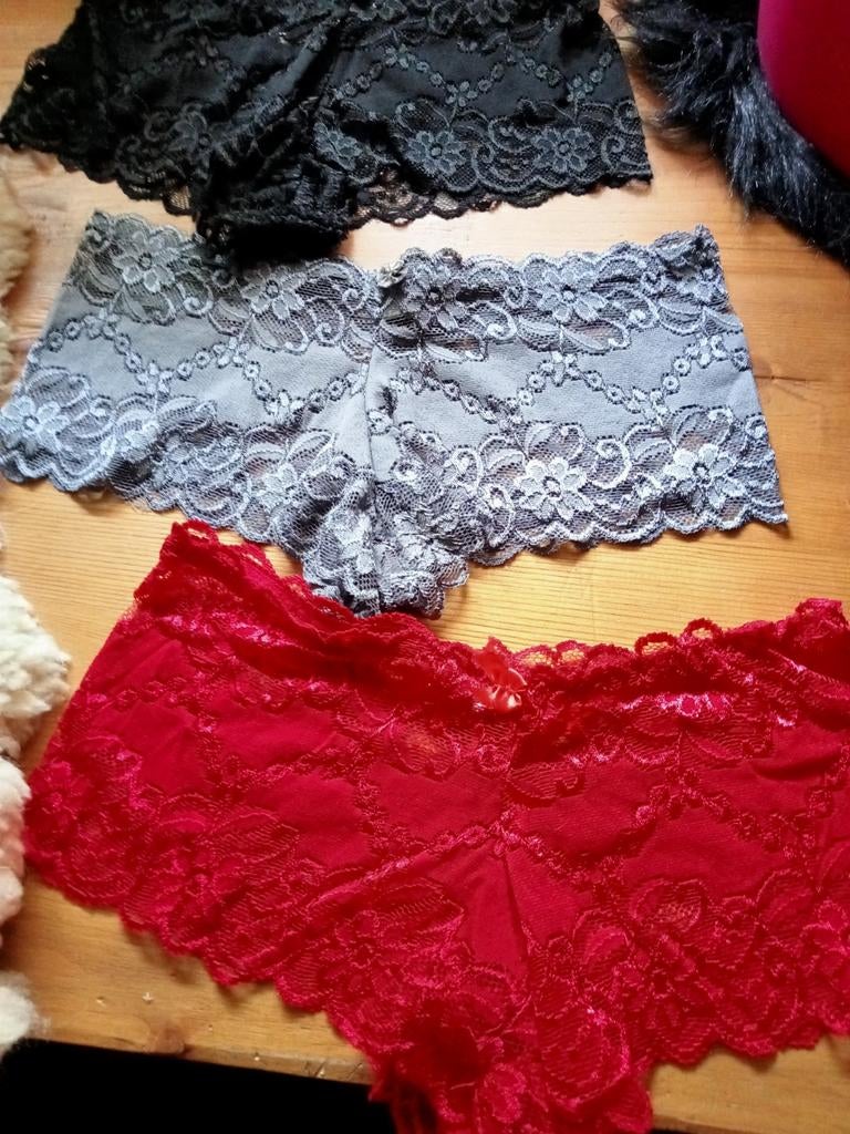 3 nieuwe kanten hipsters/ slips, maat M, Ophalen of Verzenden, Slip
