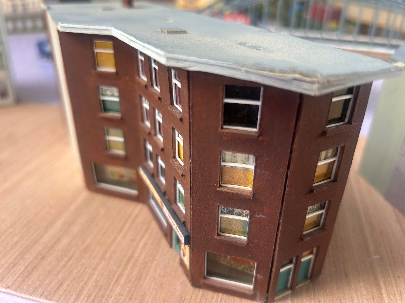 N spoor laser cut hoek gebouw uniek mooi details, Hobby en Vrije tijd, Modeltreinen | N-Spoor, Overige merken, Gelijkstroom, Brug, Tunnel of Gebouw