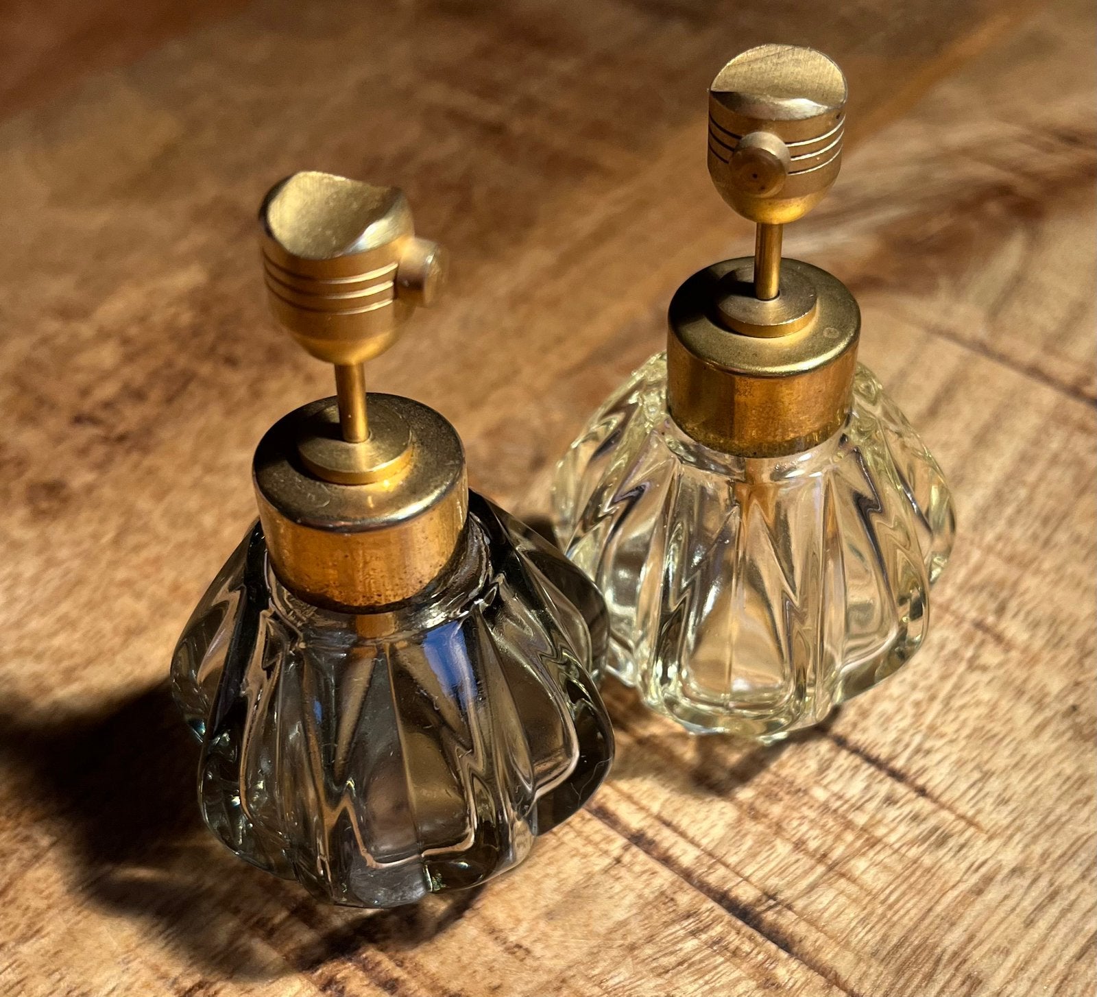 2 parfumflesjes gemaakt in Duitsland met pompje, Antiek en Kunst, Antiek | Glas en Kristal, Ophalen of Verzenden