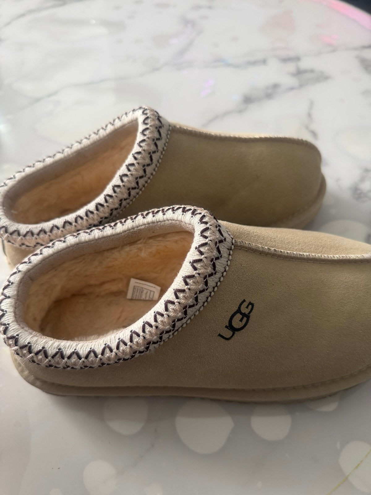 UGG Pantoffels/Sloffen - Zo goed als nieuw, Kleding | Dames, Ophalen of Verzenden, Zo goed als nieuw, Beige, Pantoffels of Sloffen