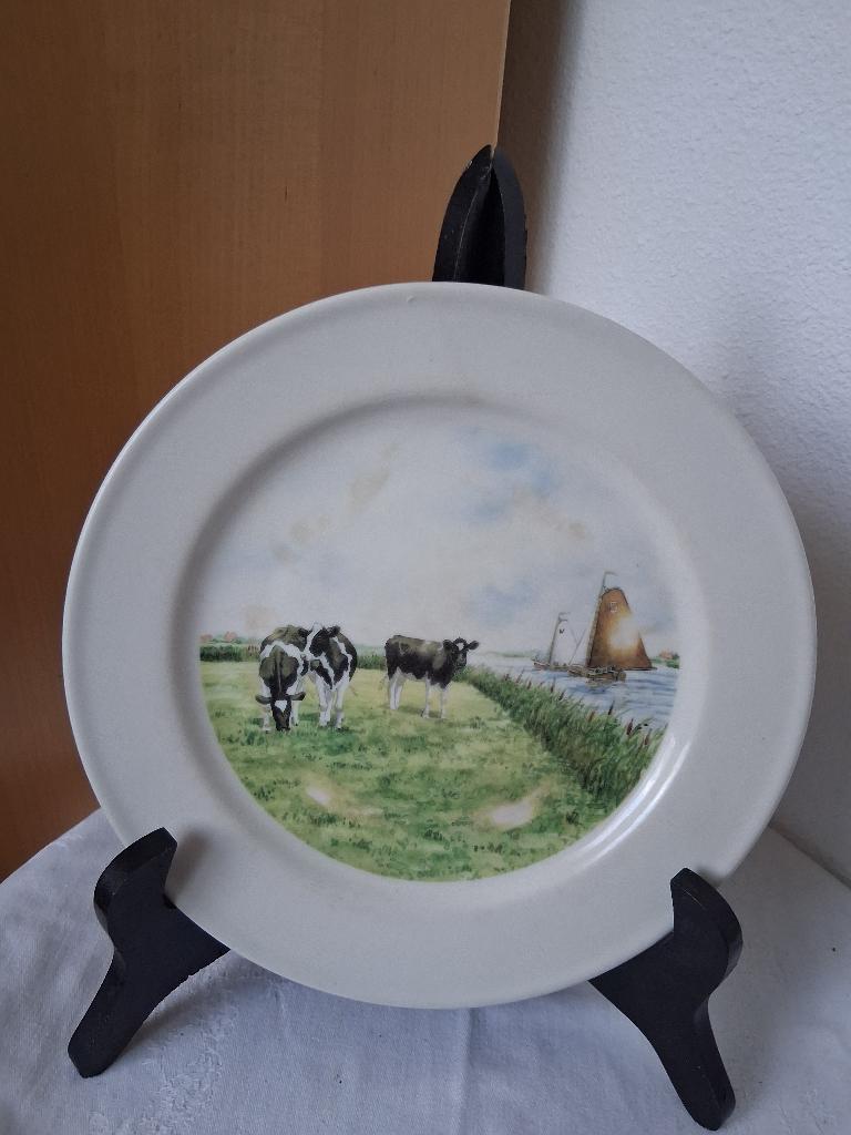 Wiebe van der Zee ontbijtbord met koeien en zeilschip, Gebruikt, Ophalen of Verzenden, Bord(en), Overige stijlen