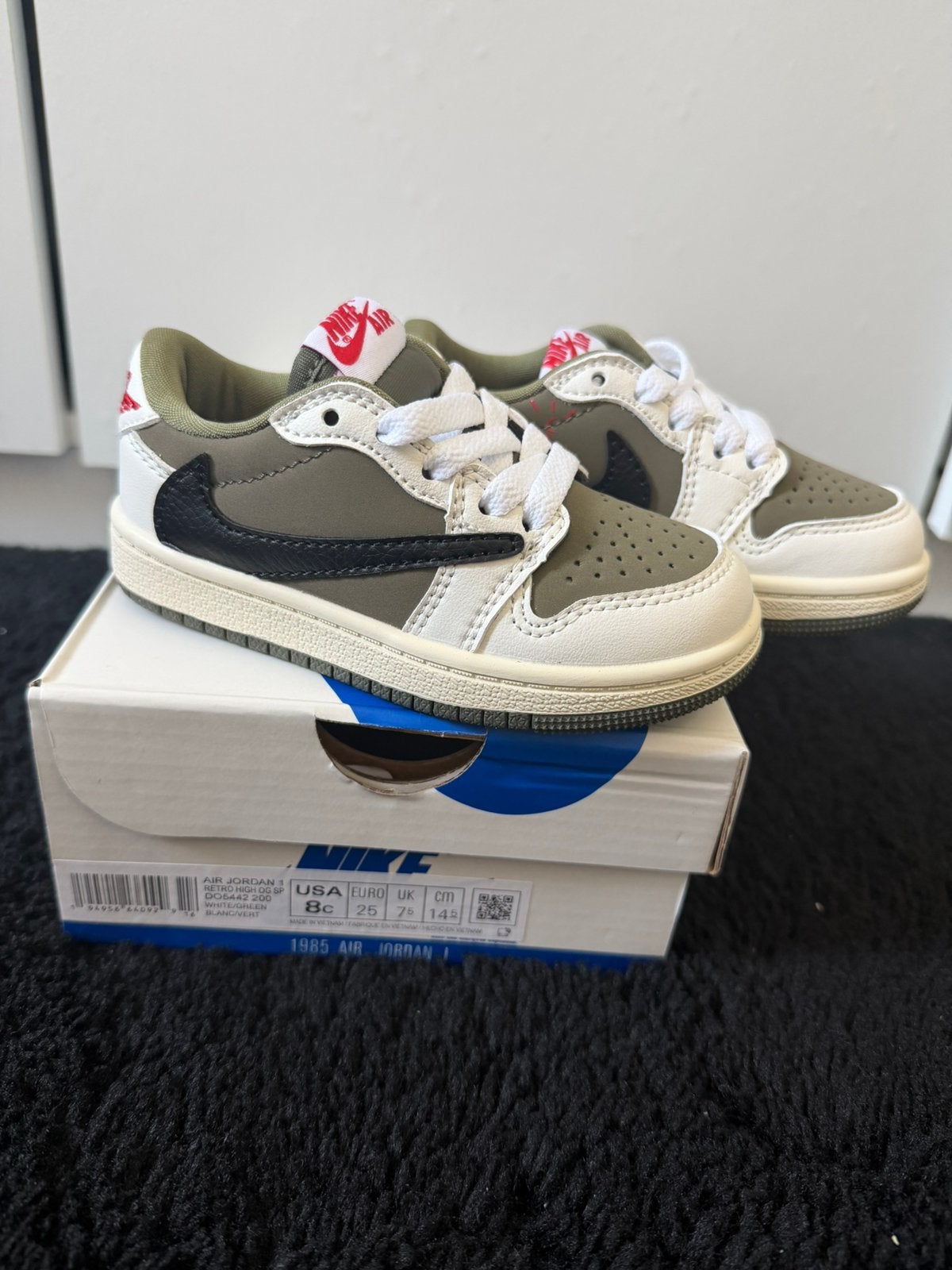 Jordan 1 Low OG SP Travis Scott Olive Kids EU25 | Nieuw, Kinderen en Baby's, Kinderkleding | Schoenen en Sokken, Jongen of Meisje