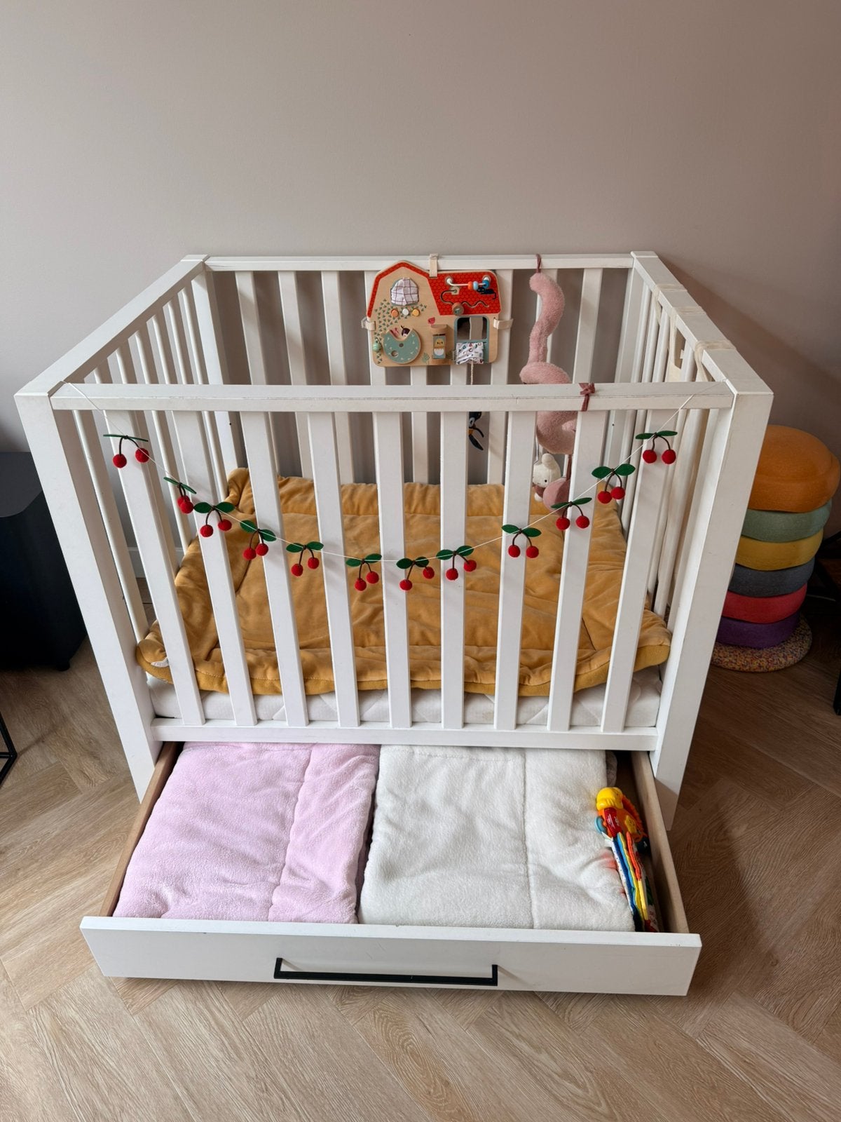 Mooie, witte babybox met lade en zwart metalen handgreepje, Ophalen, Gebruikt, Lade