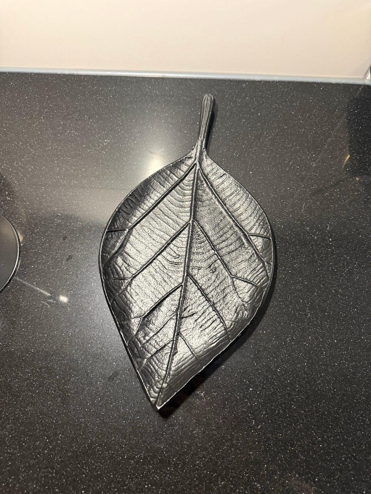 Decoratieve schaal in de vorm van een blad, Gebruikt, Schaal, Ophalen of Verzenden, Metaal