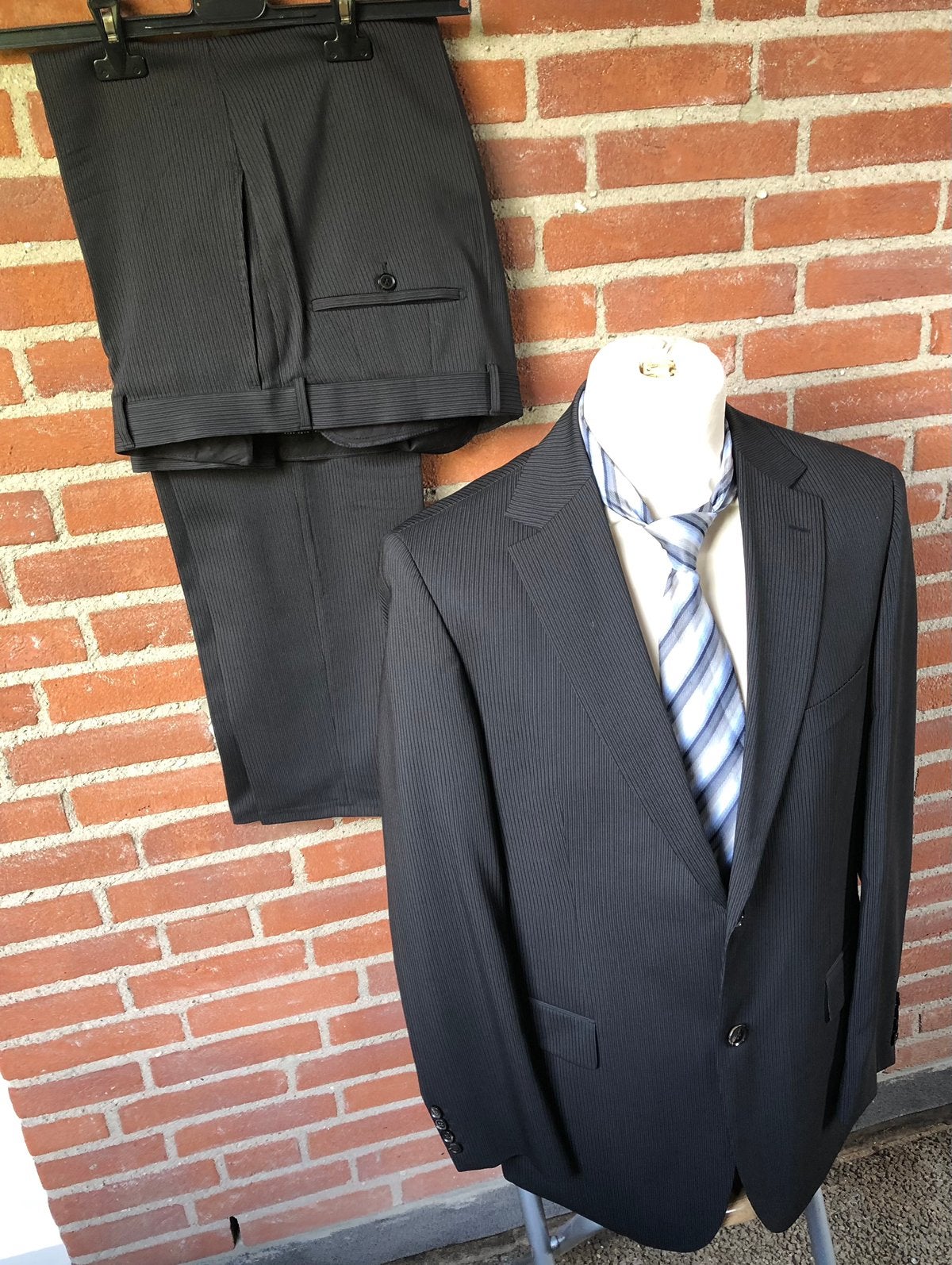 Hugo Boss Bertolucci Donkergrijs Krijtstreep Pak Wol Mt 52, Kleding | Heren, Kostuums en Colberts, Ophalen of Verzenden, Gedragen