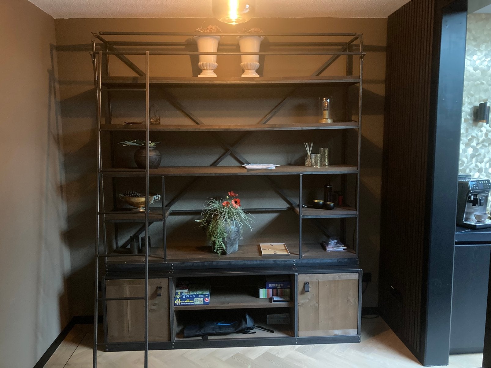 Industriële boeken/tv kast, Ophalen, Zo goed als nieuw