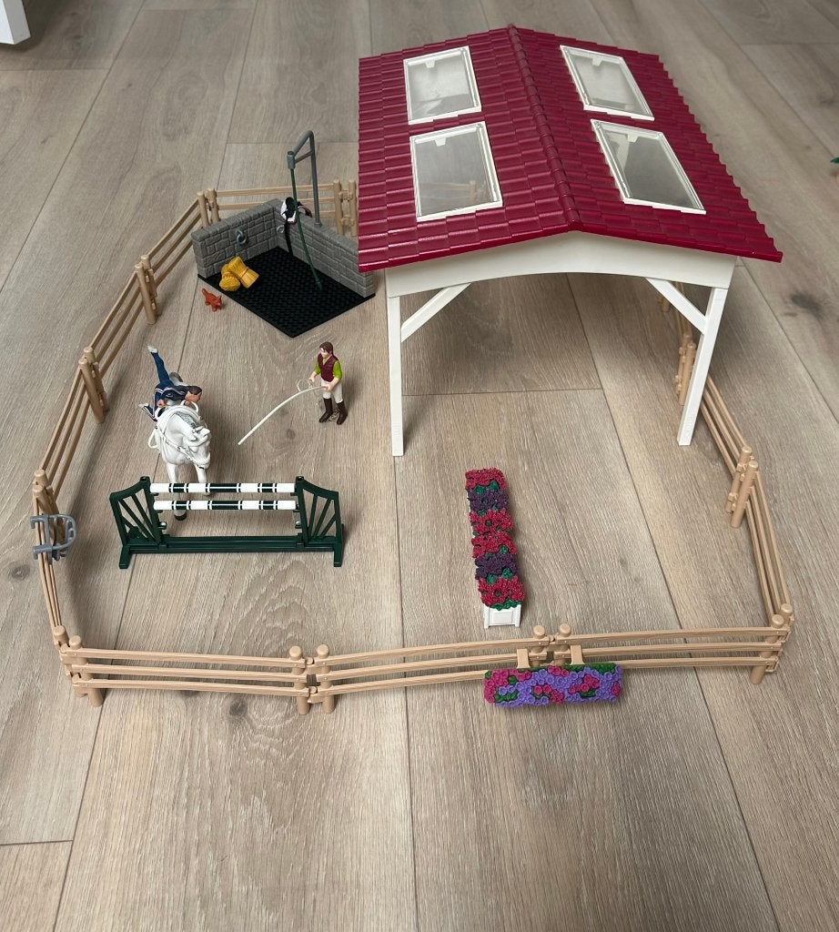 Schleich manege met wasplaats met pomp, Ophalen of Verzenden, Zo goed als nieuw