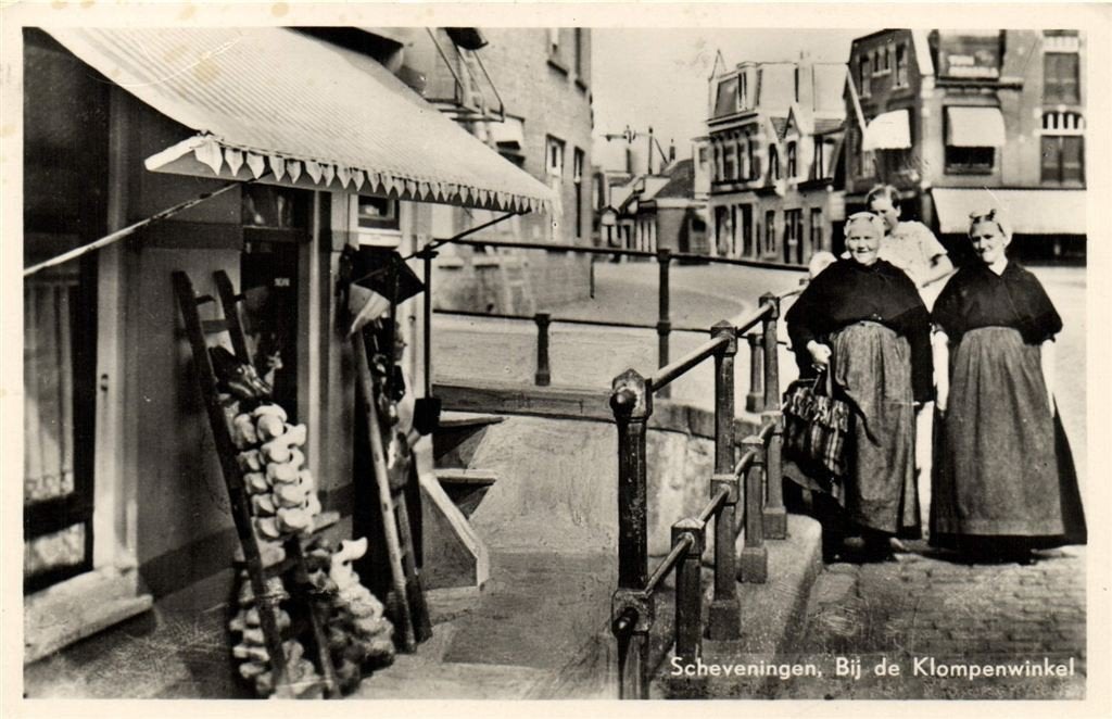 Scheveningen, Bij de Klompenwinkel - 1955 gelopen, Ophalen of Verzenden, 1940 tot 1960, Gelopen, Zuid-Holland