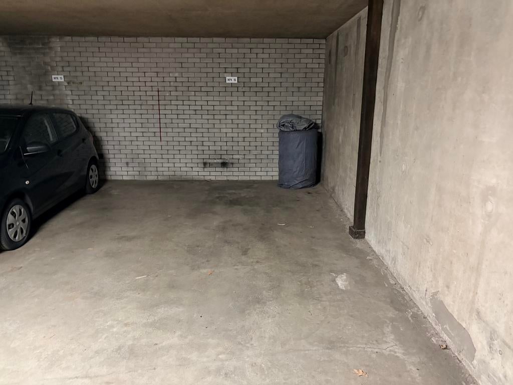 Parkeerplaats in afgesloten parkeergarage te Eindhoven, Huizen en Kamers, Garages en Parkeerplaatsen, Noord-Brabant