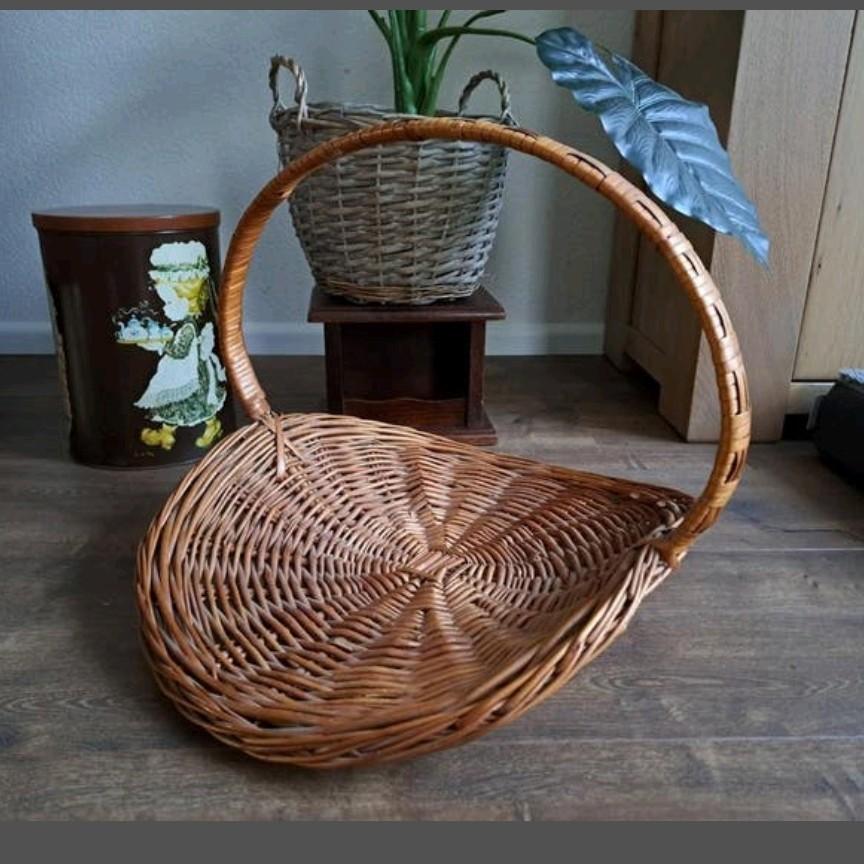 Vintage rieten pluk mand lectuurbak met hengsel, Huis en Inrichting, Ophalen, Gebruikt, Mand, Riet