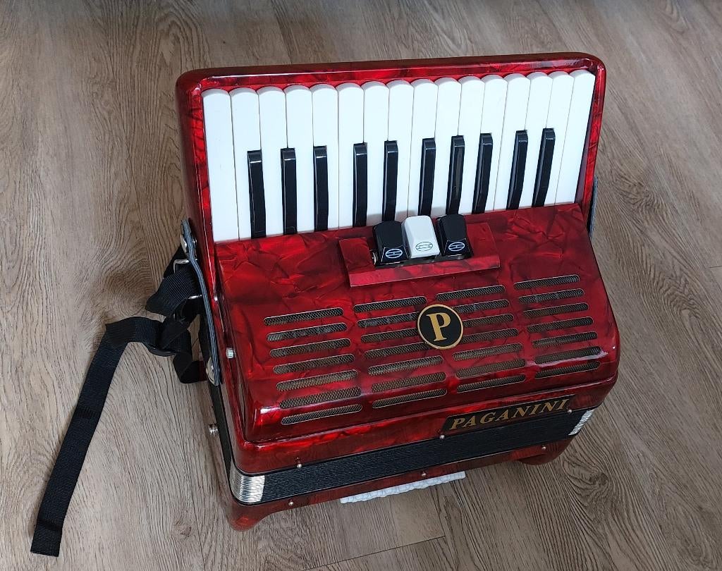 Zeer nette Paganini accordeon, Muziek en Instrumenten, Accordeons, Met koffer, Toetsaccordeon, Ophalen, Overige merken