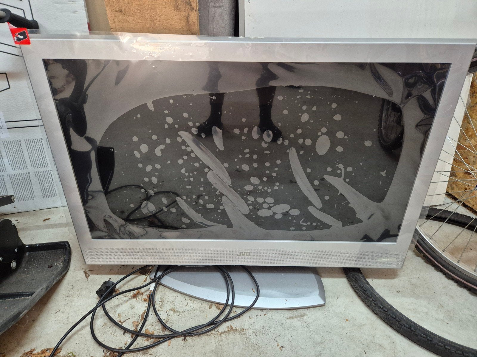 JVC LT-37R70SU Flatscreen TV, Ophalen