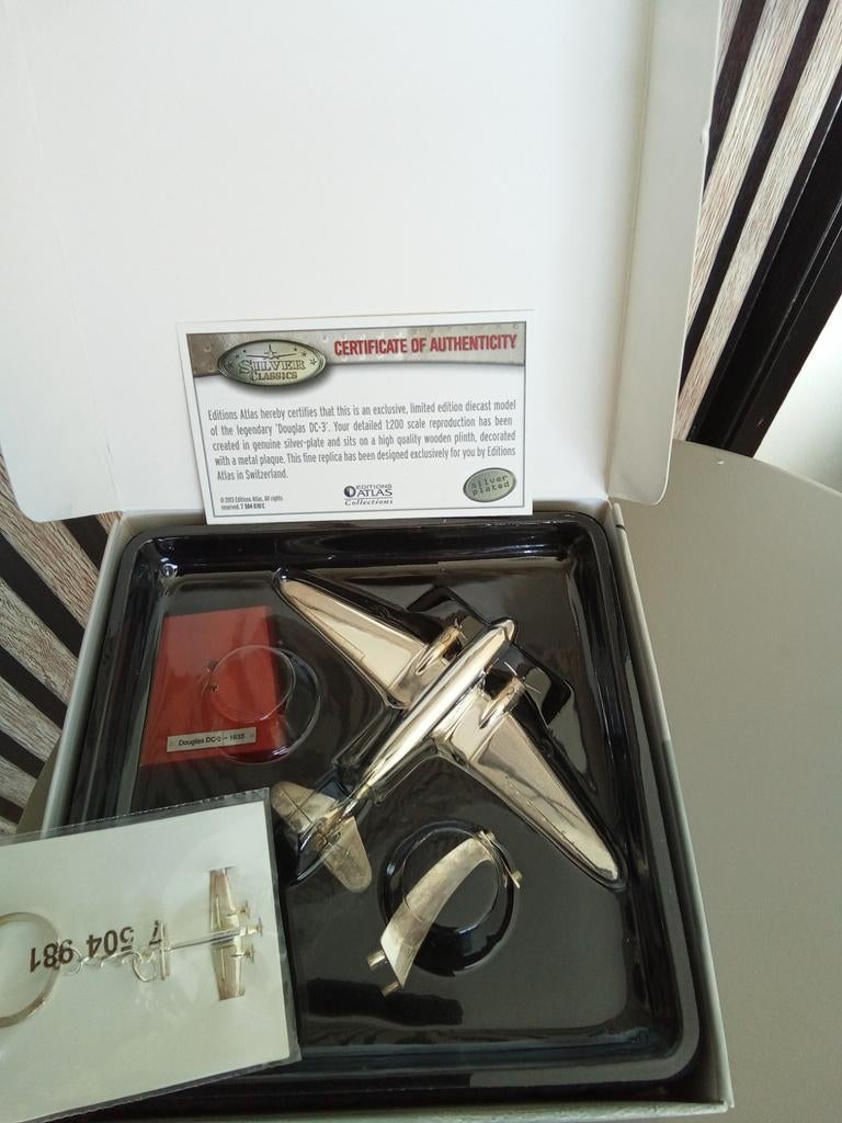 Douglas DC-3 modelvliegtuig zilverkleurig, Verzamelen, Ophalen of Verzenden