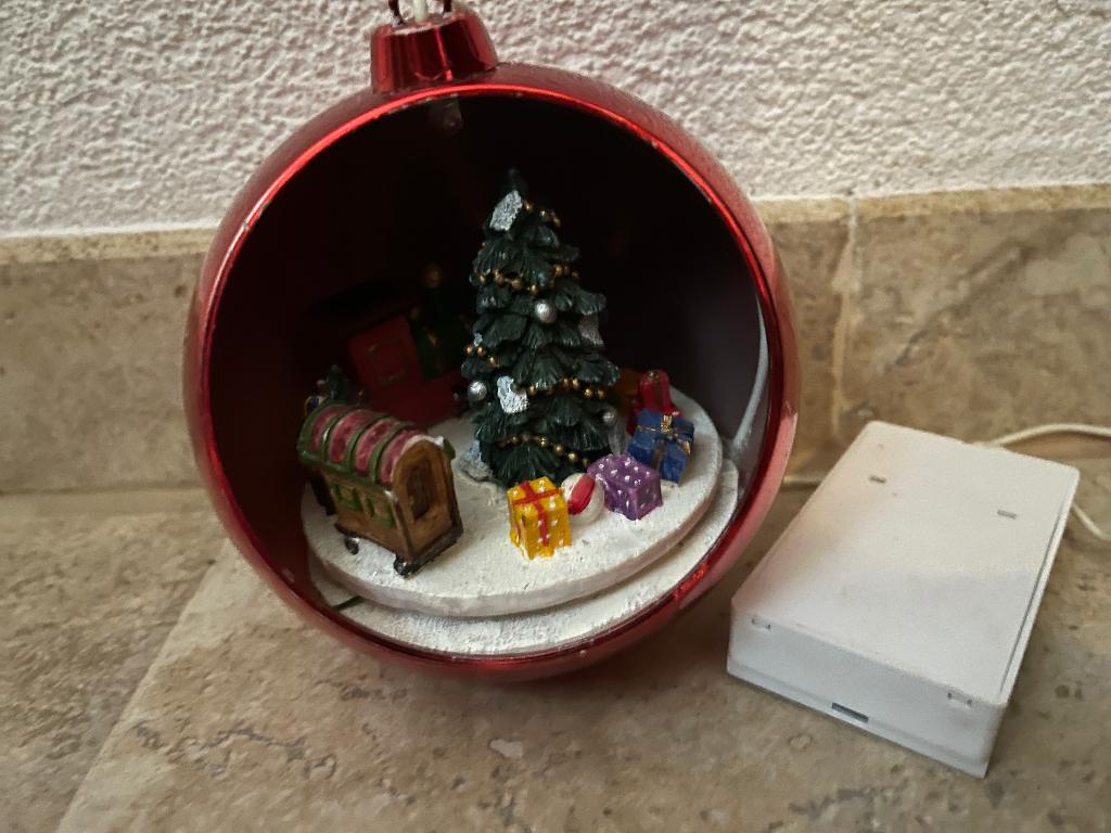 Kerstbal met Kersttafereel en Verlichting, Diversen, Ophalen of Verzenden, Nieuw