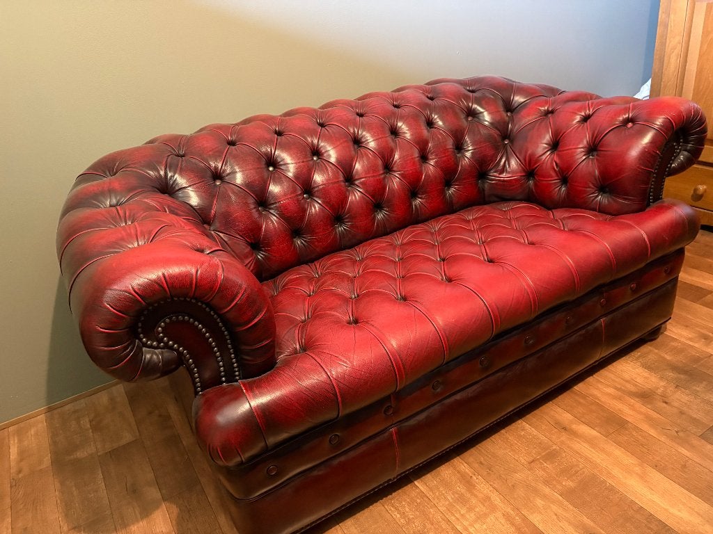 45 jaar oude 2-persoons Chesterfield bank - Rood, Antiek en Kunst, Ophalen