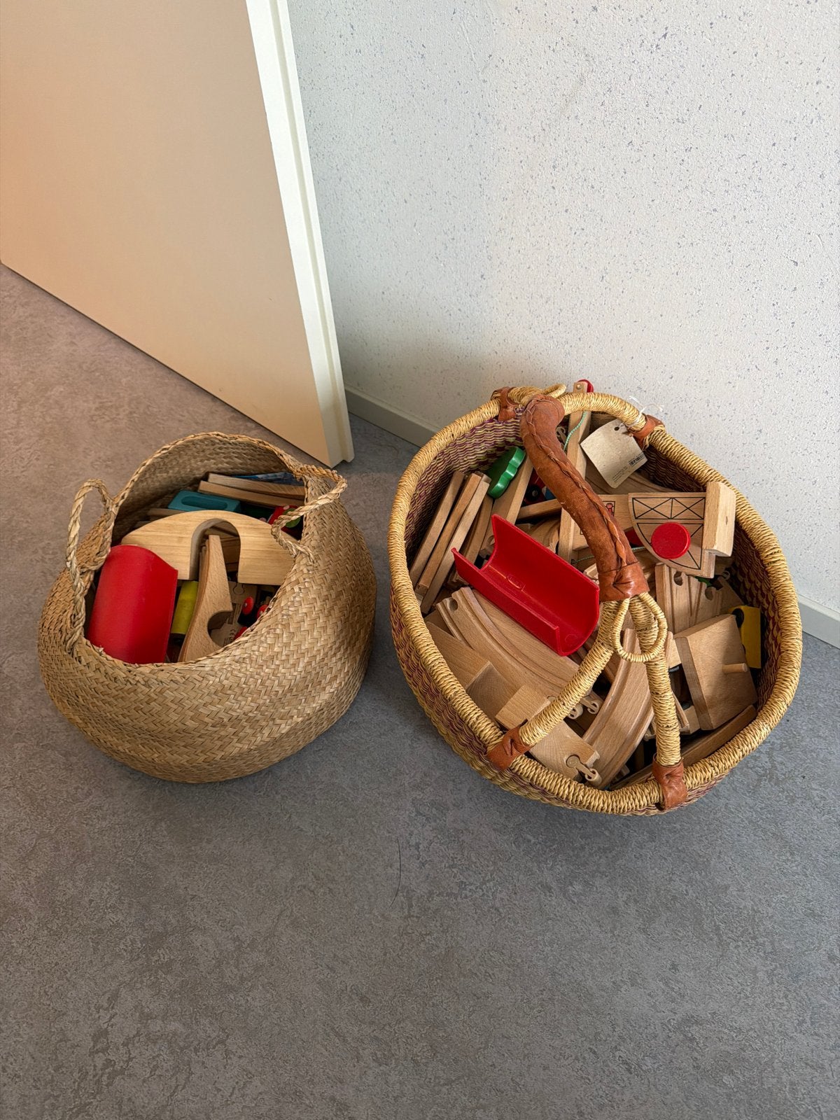 Twee manden vol IKEA houten treinspoor met accessoires, Ophalen, Zo goed als nieuw, Jongen of Meisje