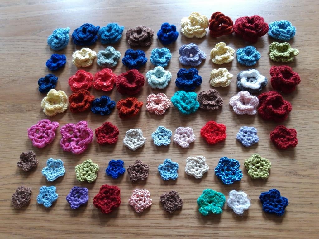 63 gehaakte bloemetjes in diverse kleuren en maten, Ophalen of Verzenden, Zo goed als nieuw