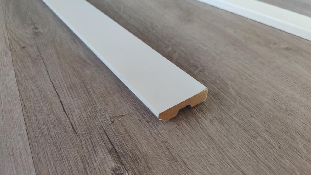 Gladde moderne plint 15x60x2250mm gelakt Ral9010 18 st, Ophalen, Nieuw, Mdf, 200 tot 250 cm