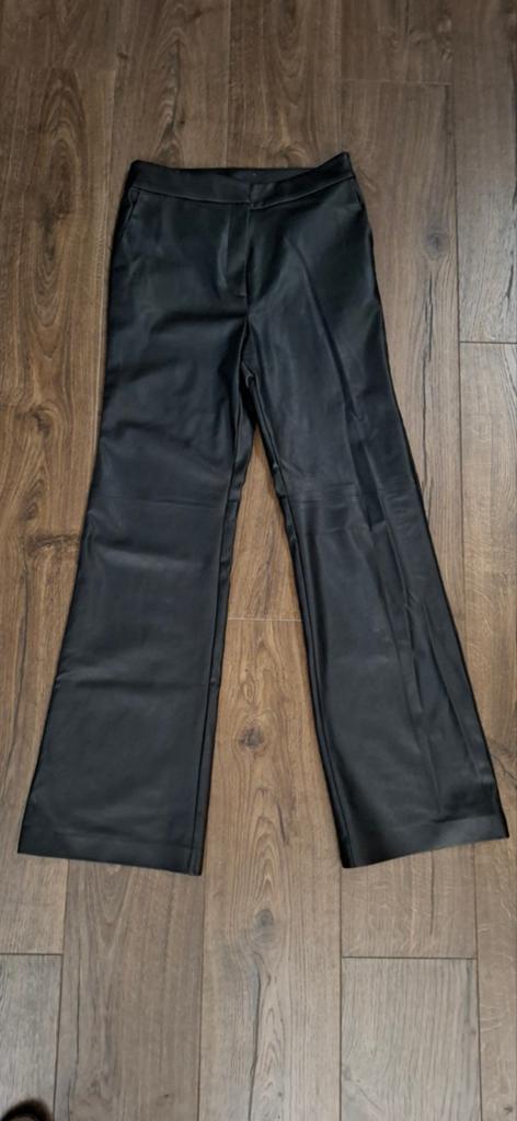 Stijlvolle Zwarte Lederlook Broek, Maat 38/40 (M), Zwart, Ophalen of Verzenden, Onbekend