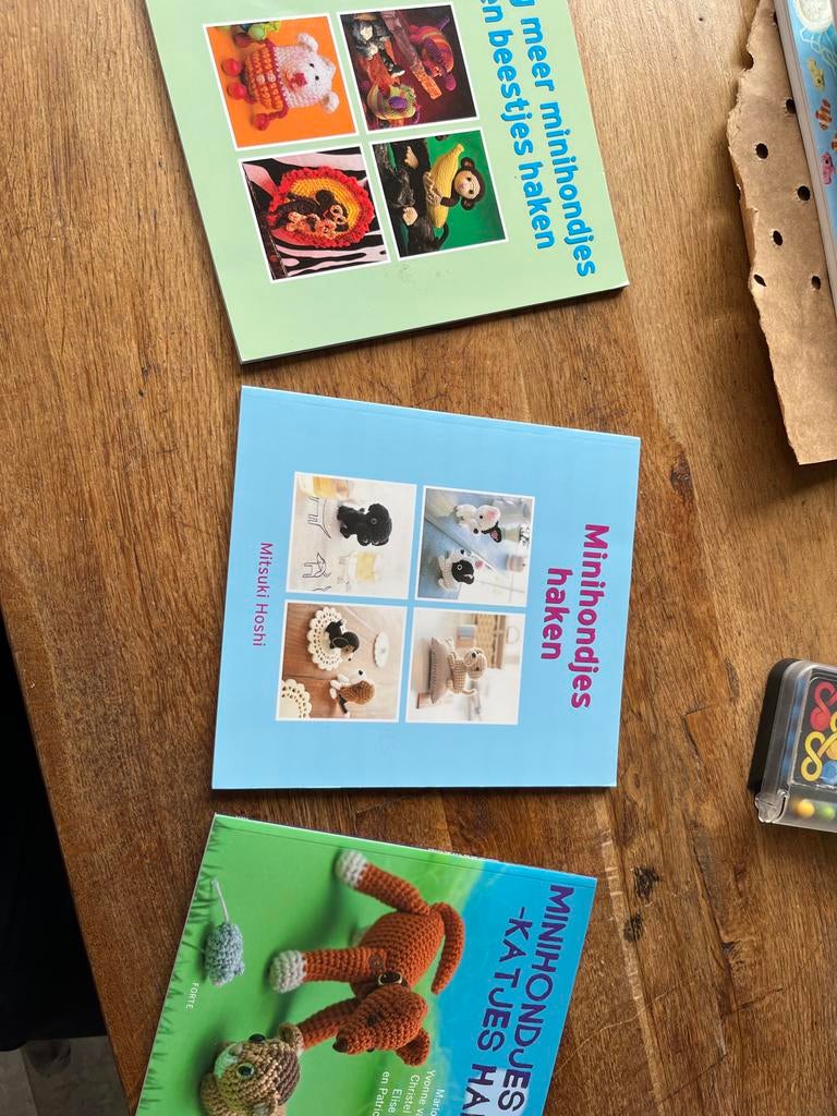 Boeken met haakpatronen voor minihondjes en beestjes, Ophalen of Verzenden, Gebruikt, Haken, Patroon of Boek