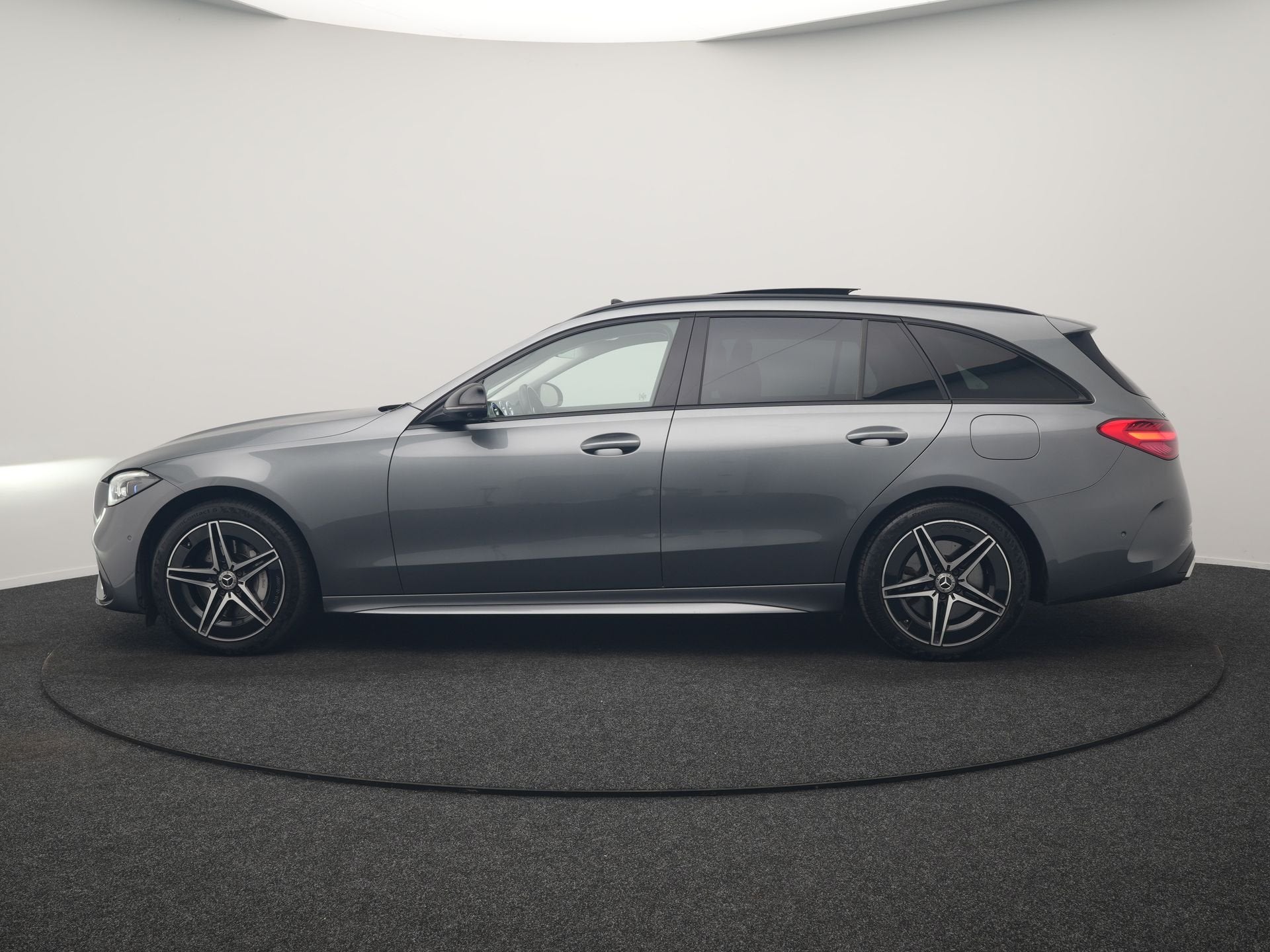 Mercedes-Benz C-Klasse Estate 300 e AMG Line PHEV 313pk Deal, Auto's, Automaat, Dealer onderhouden, Achterwielaandrijving, Zwart