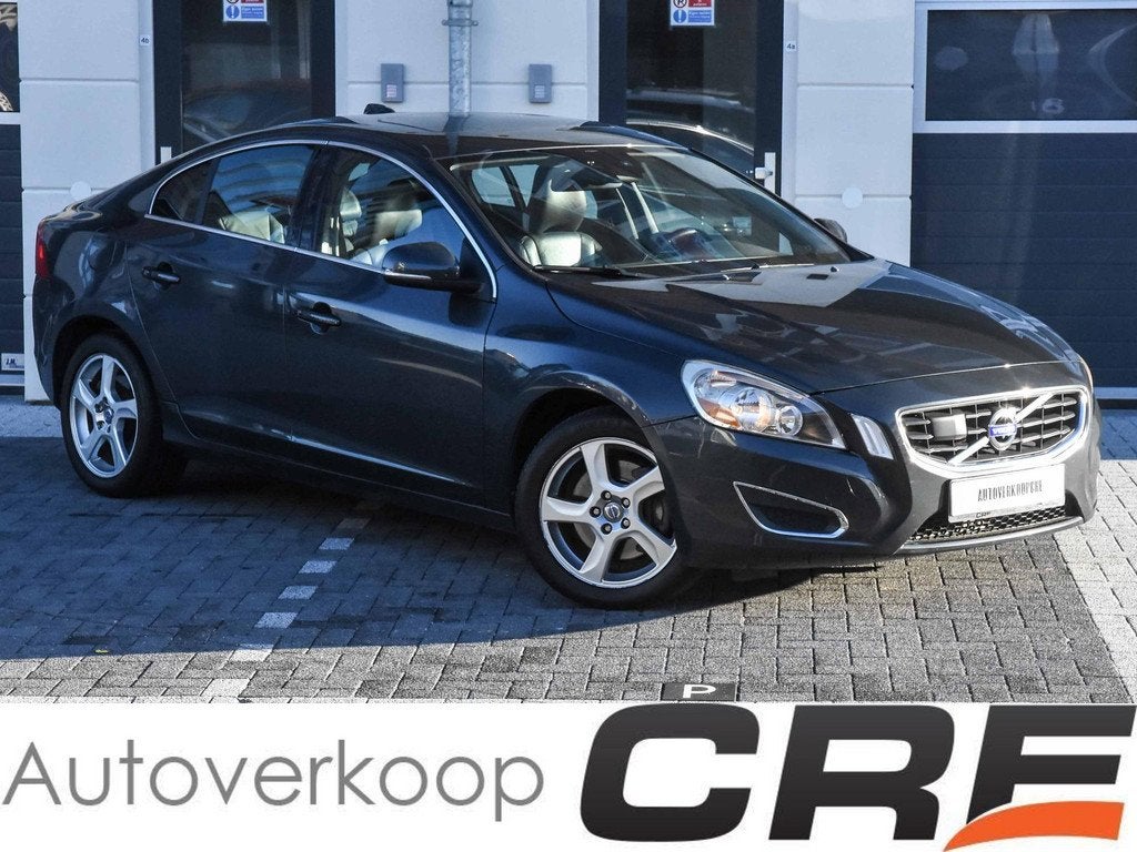 Volvo S60 2.0 T5 Momentum automaat / zwart leer / camera / s, Zwart, 4 cilinders, S60, Zwart
