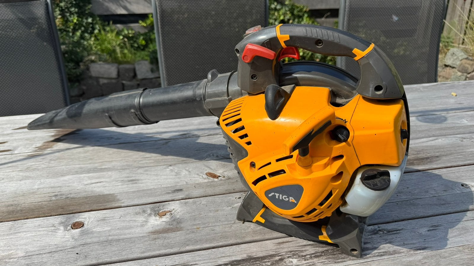 Stiga SBL 327 V bladblazer/zuiger + volle Aspen 2 jerrycan, Benzine, Gebruikt, Handgedragen, Ophalen of Verzenden
