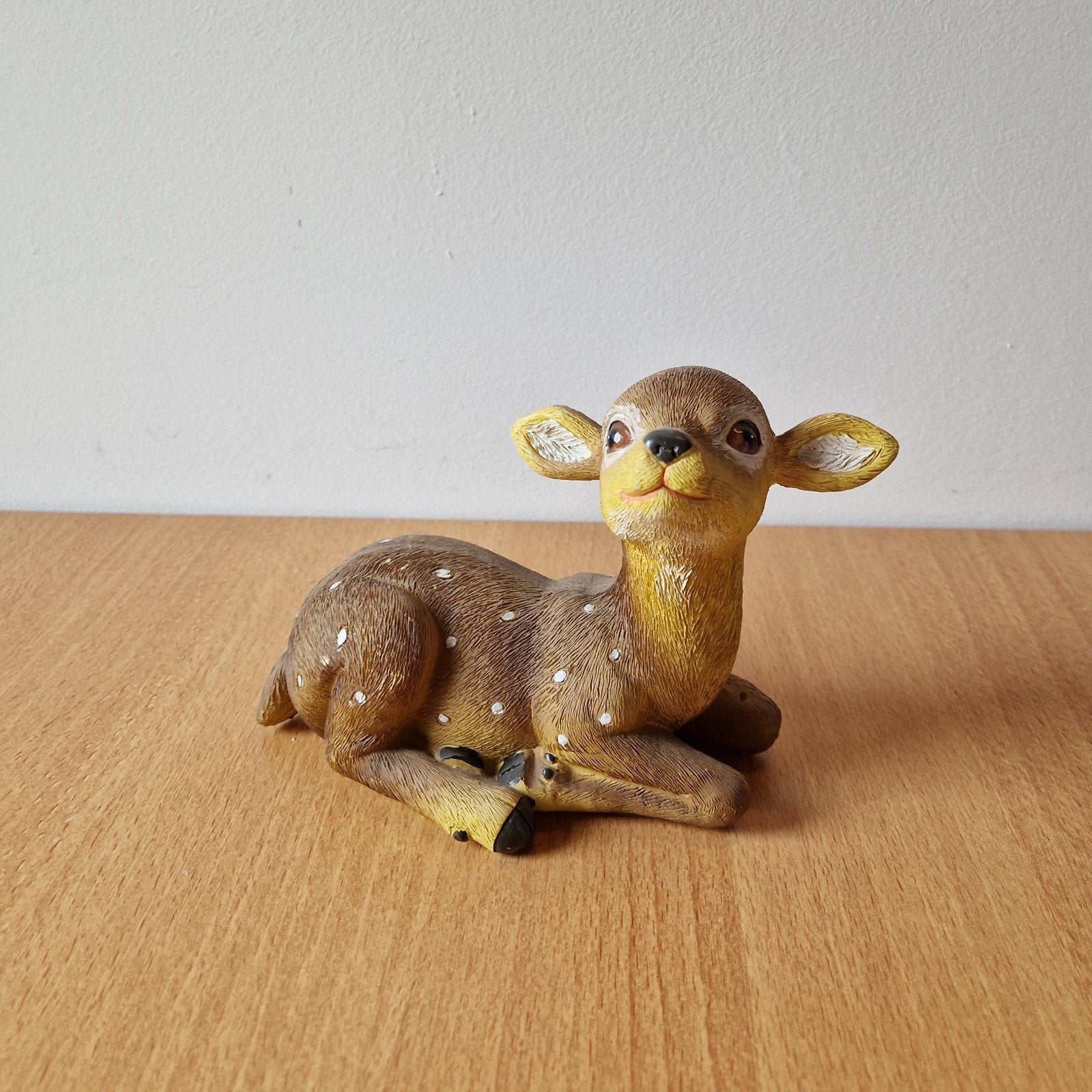 Schattig liggend reekalfje beeldje, Ophalen of Verzenden, Zo goed als nieuw, Hert, Beeldje of Figuurtje