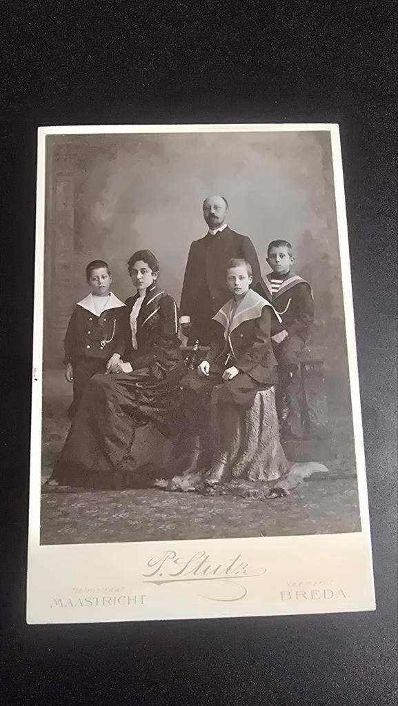 Antieke familieportretfoto van P. Stutz, Maastricht/Breda, Ophalen of Verzenden