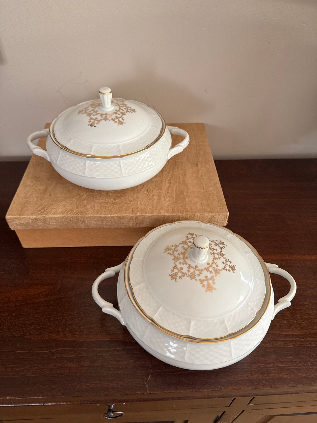Set van 2 TK Thun Tsjechoslowakije terrines met gouden decor, Ophalen of Verzenden